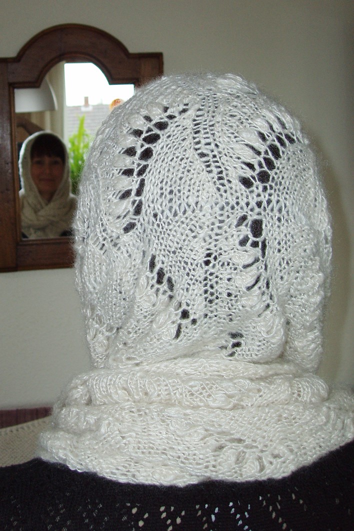 Dorothea’s large Lily-of-the-Valley Moebius Shawl