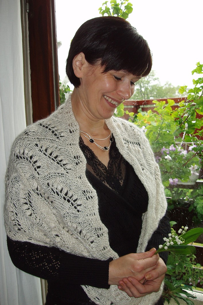 Dorothea’s large Lily-of-the-Valley Moebius Shawl