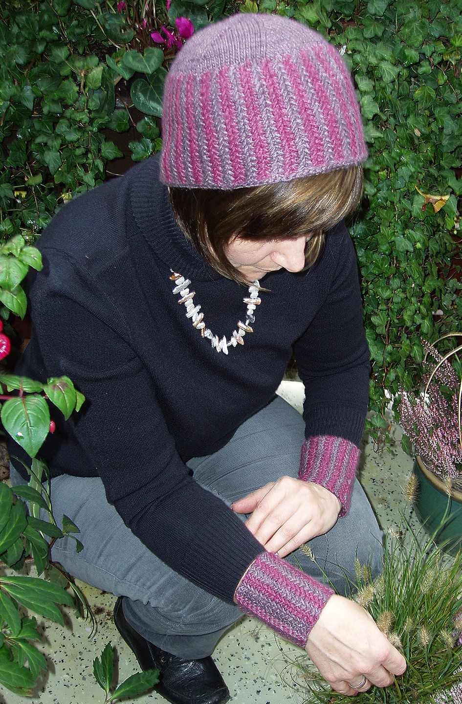 Hat and wrist warmers in the peruvian weave-knit stitch pattern