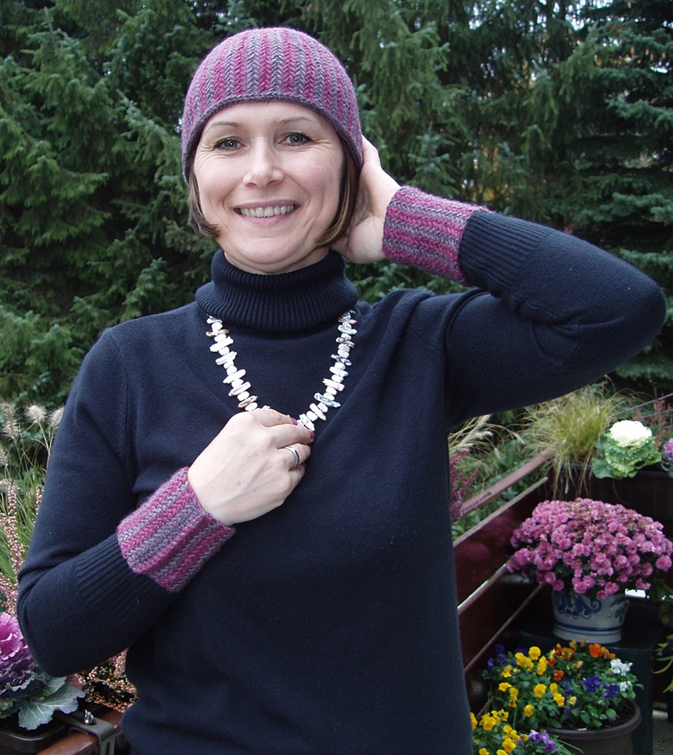 Hat and wrist warmers in the peruvian weave-knit stitch pattern