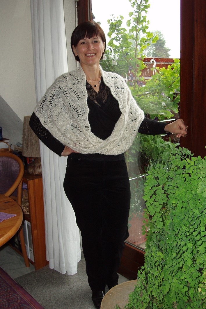 Dorothea’s large Lily-of-the-Valley Moebius Shawl