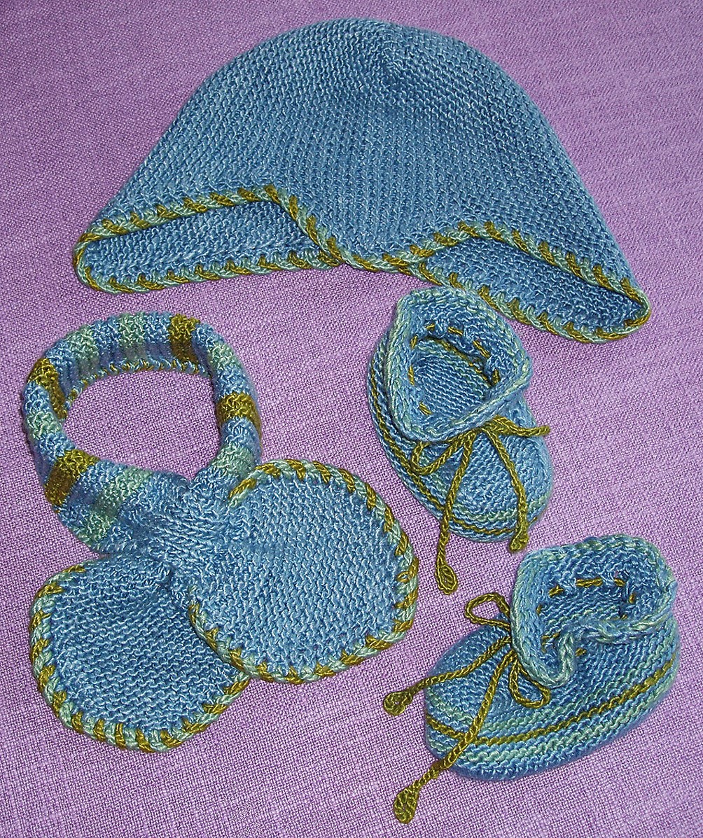 Traditional danish baby cap, baby's pull-through scarf with "leaves and stem" pattern and booties