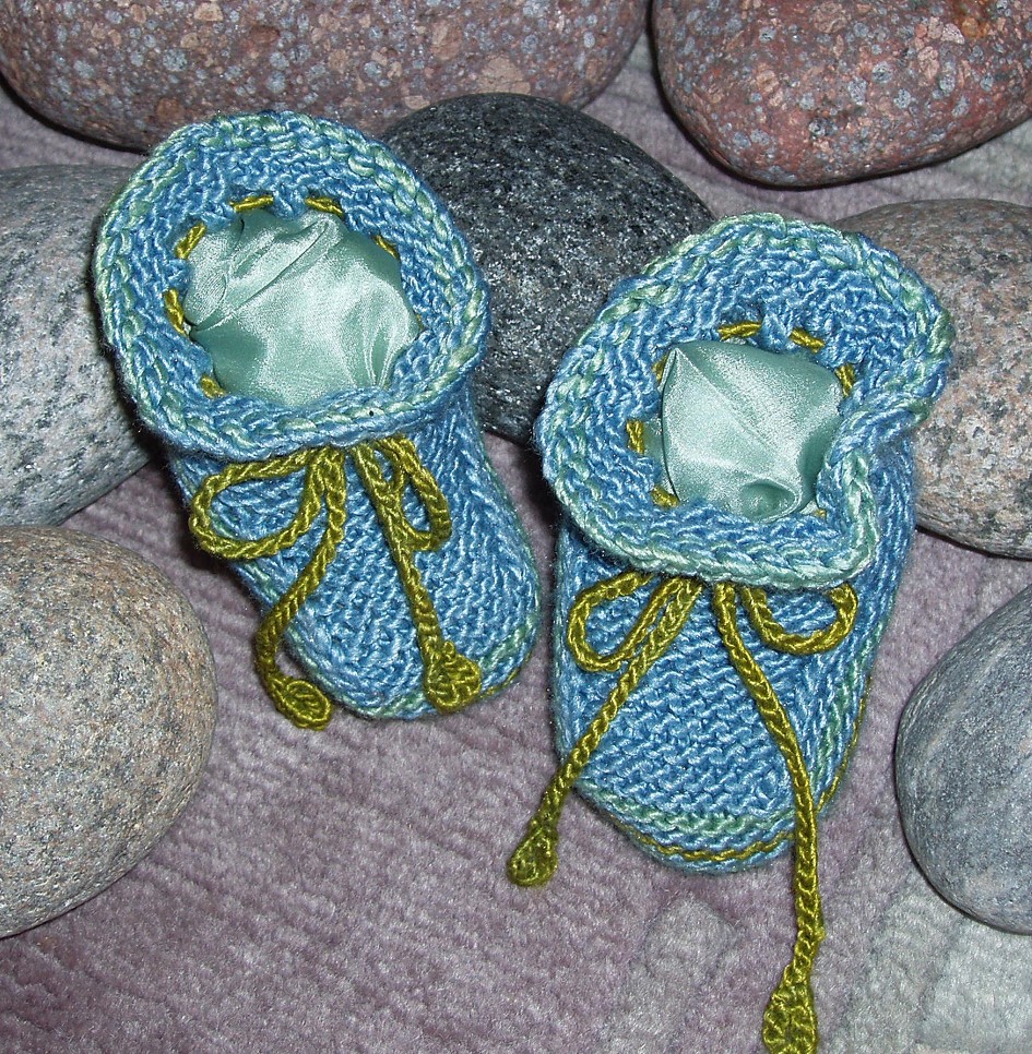 Traditional danish baby cap, baby's pull-through scarf with "leaves and stem" pattern and booties