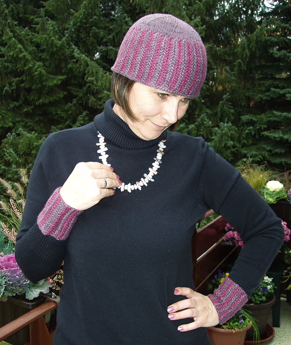 Hat and wrist warmers in the peruvian weave-knit stitch pattern