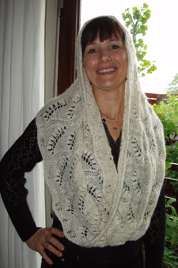 Dorothea’s large Lily-of-the-Valley Moebius Shawl
